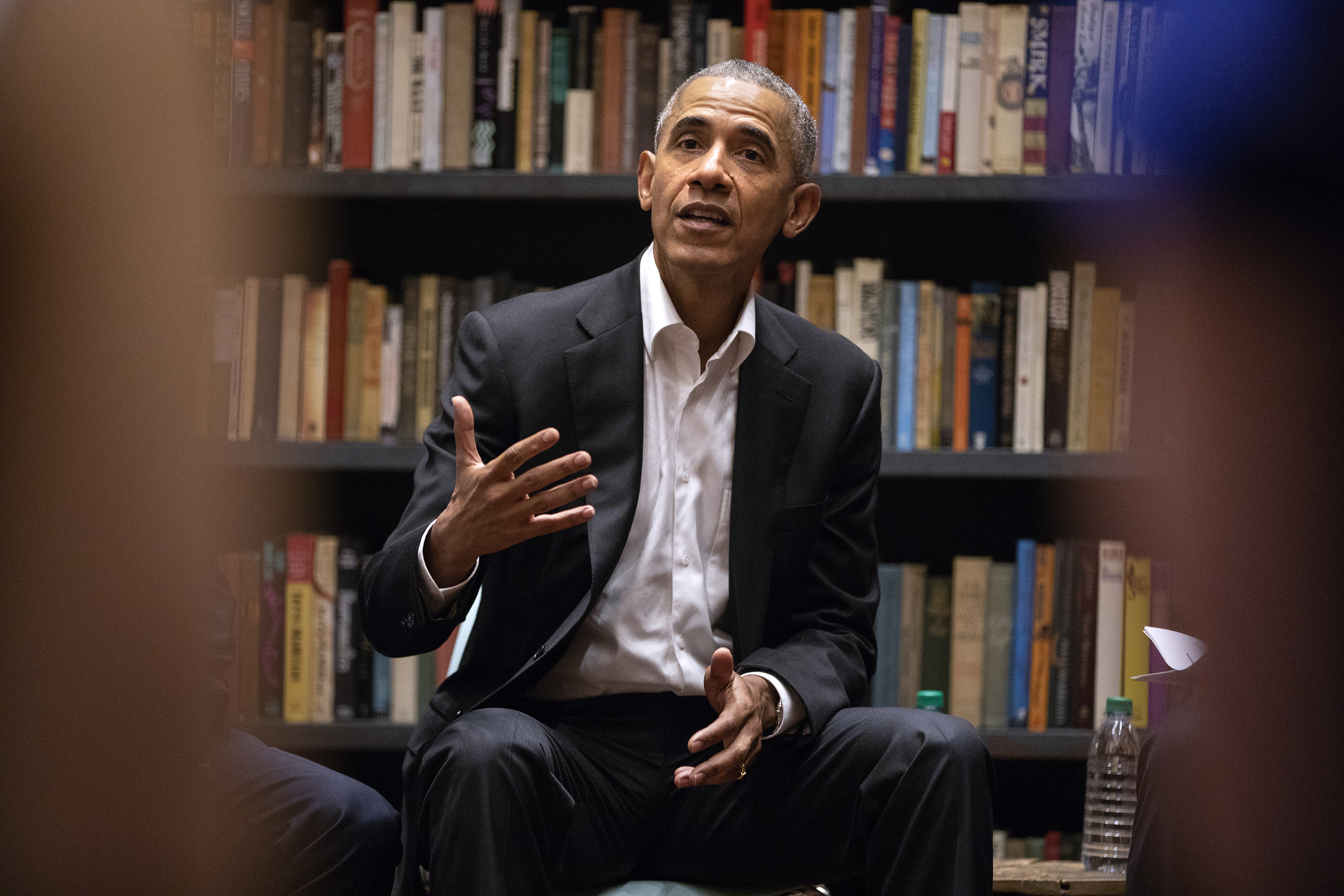 Former President Barack Obama speaks to Obama Foundation Fellows gathered on Wednesday, May 16, 2018 at Stony Island Arts Bank in Chicago, Ill. (Erin Hooley/Chicago Tribune/TNS)